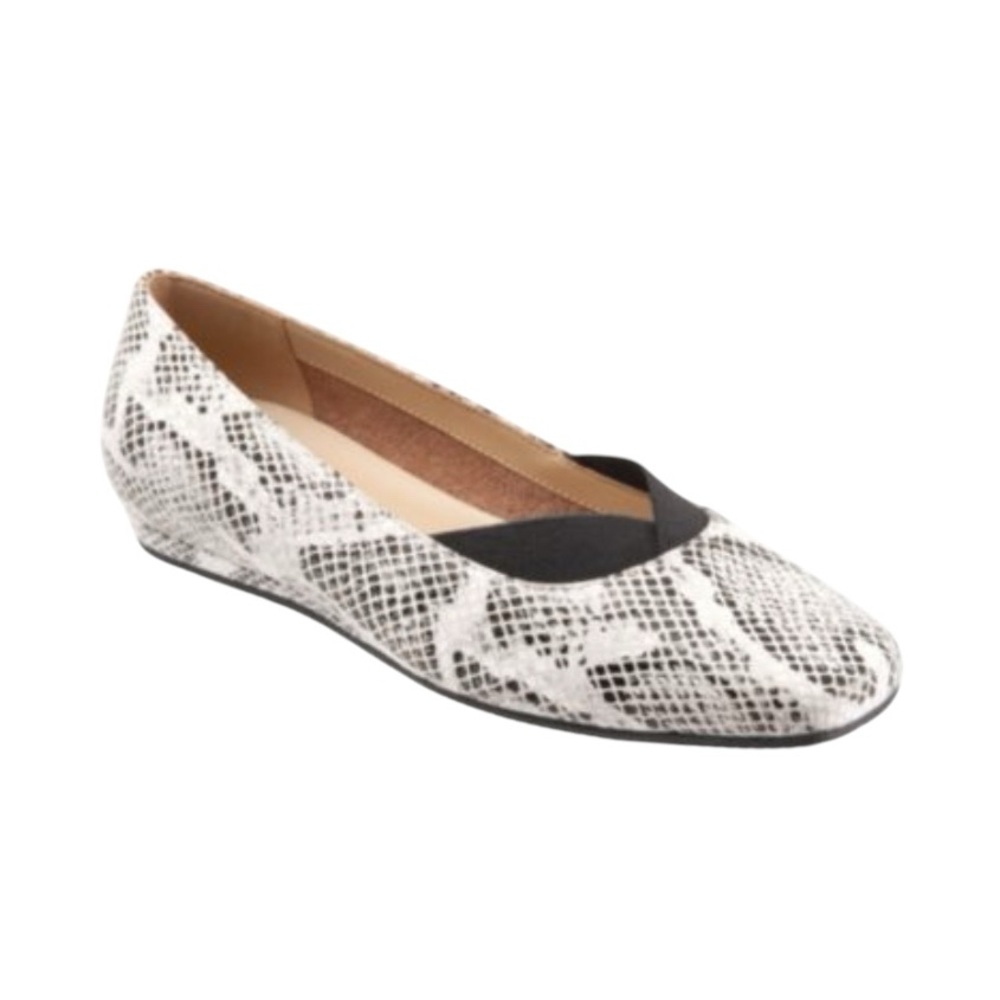 NWOT SOFTWALK VIANA Flats